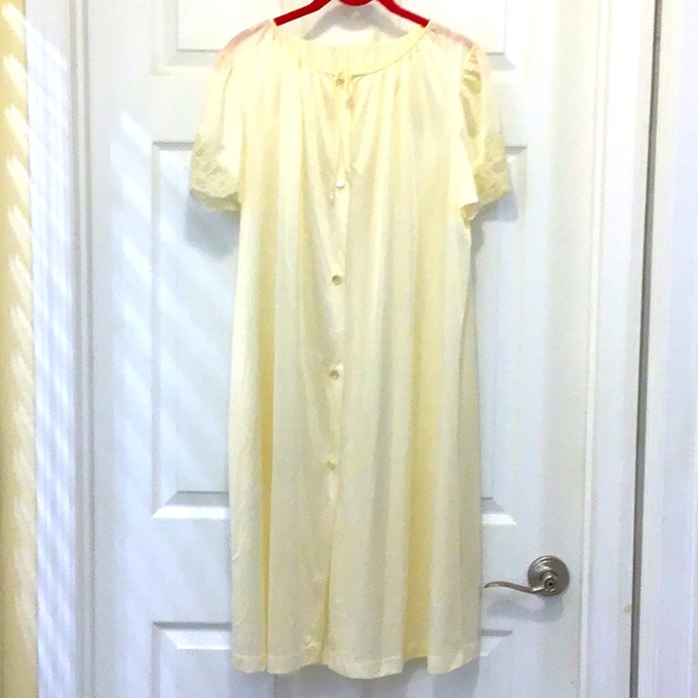 Lorraine EUC vintage housecoat, robe peignoir pale yellow nylon